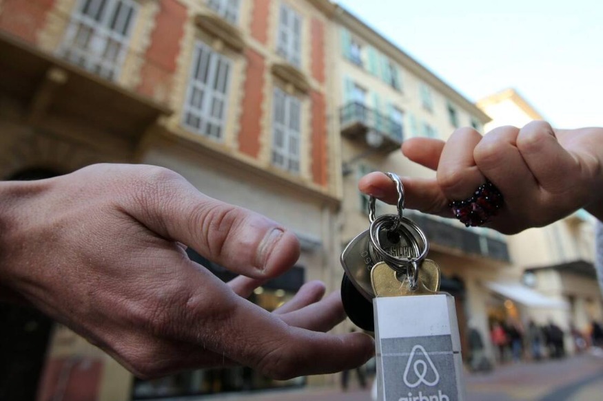 Des fêtes dans des appartements loués pour le Nouvel-An ? Airbnb prend des mesures et annonce des blocages de réservations