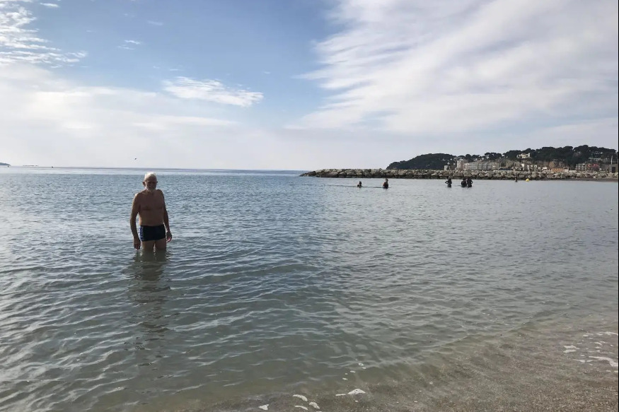 Malgré le confinement, ils profitent d’une eau à 17°C de bon matin